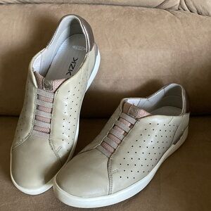 Kizik Womens leather Slip on shoes, Style Miami, Taupe, size9.5M, light wear